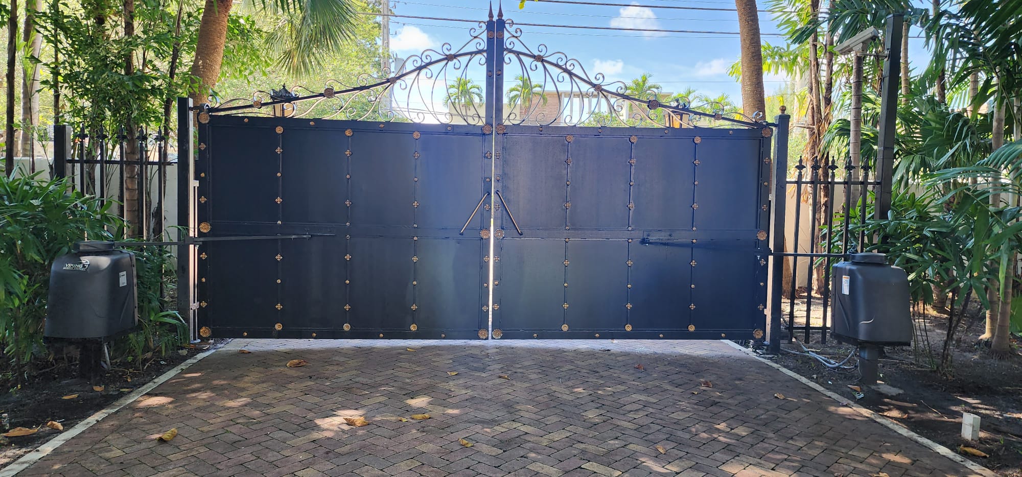 Emergency gate repair for a stuck driveway gate in Miami, FL